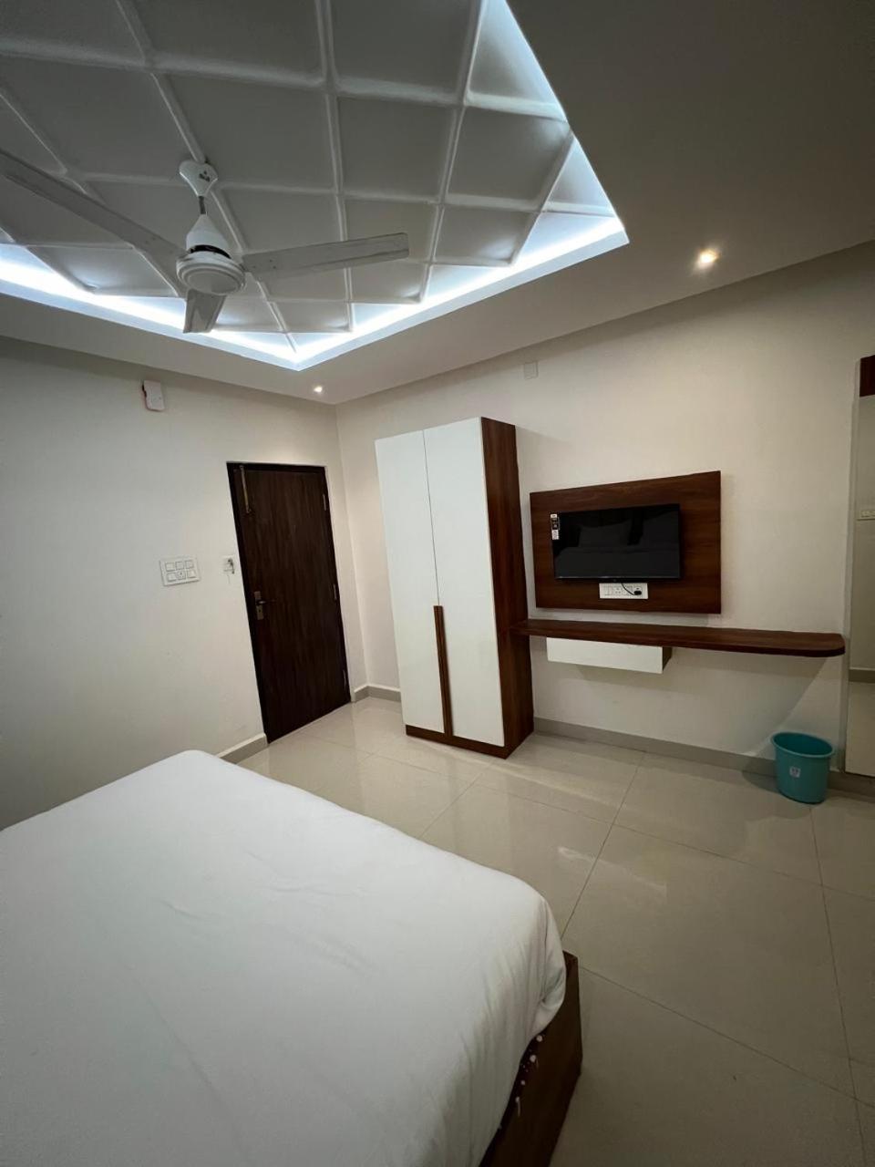Snr Venus Hotels Tirupati Exterior photo